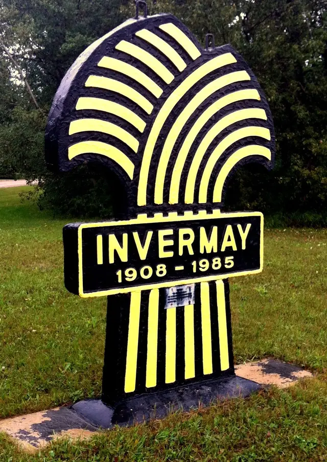 Invermay welcome sign shaped like a wheat sheaf